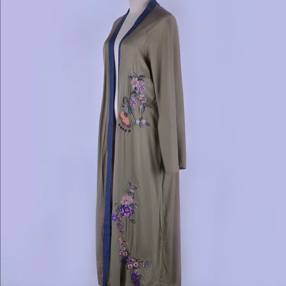 Beautiful embroidered kimono style wrap - Picture 4 of 5